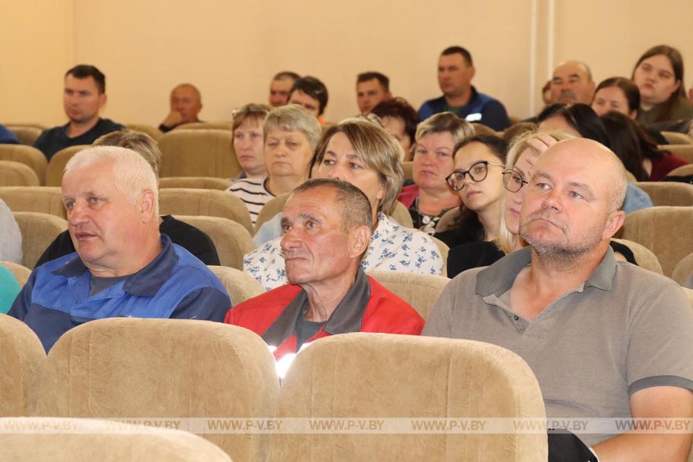 Министр Сергей Масляк встретился с жителями деревни Валище Пинского района