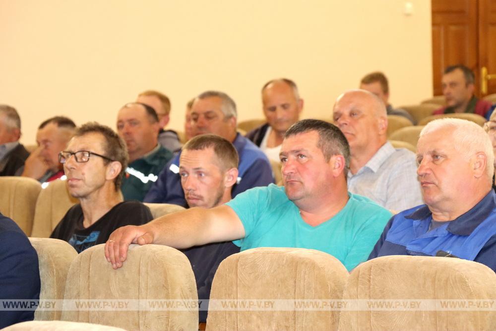 Министр Сергей Масляк встретился с жителями деревни Валище Пинского района