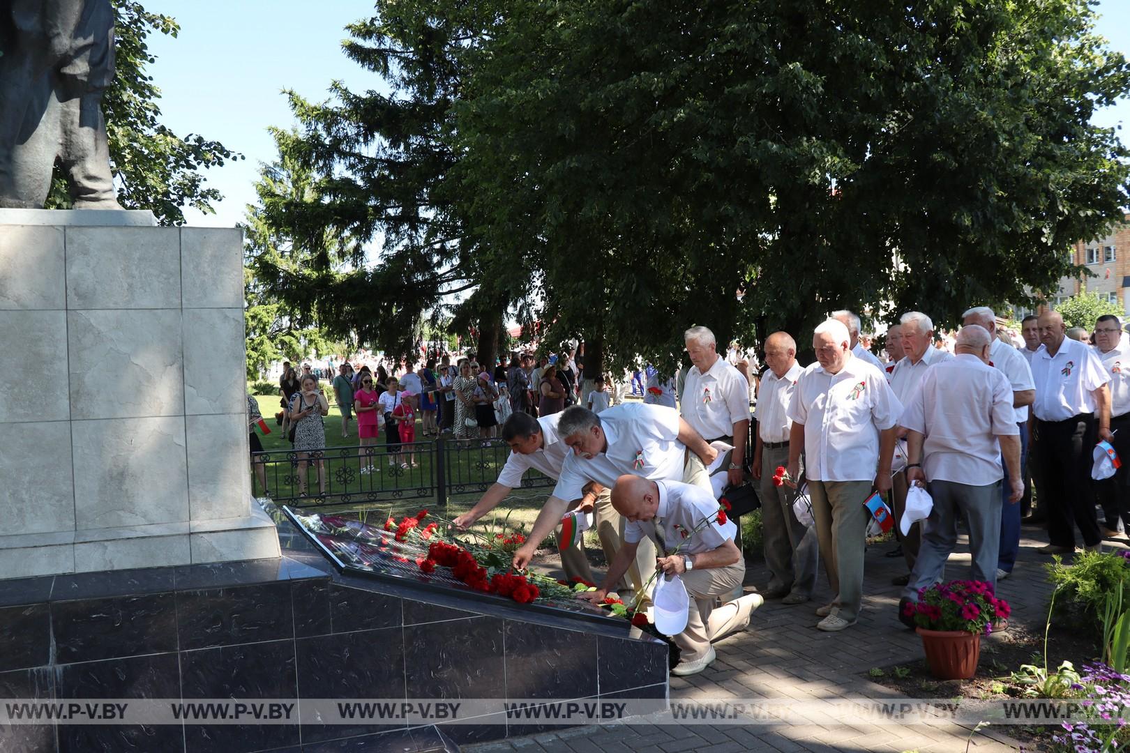Праздничные мероприя "Квітней над мірным небам, Беларусь" проходят сегодня в  Логишине