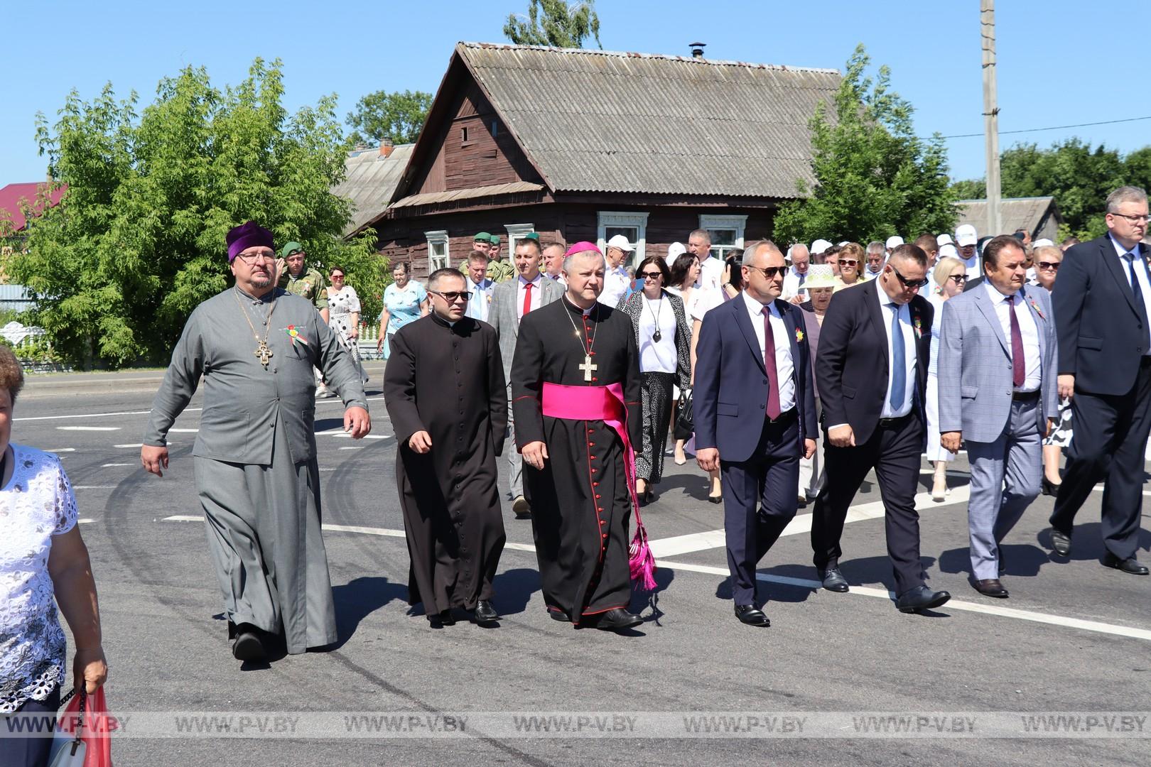 Праздничные мероприя "Квітней над мірным небам, Беларусь" проходят сегодня в  Логишине