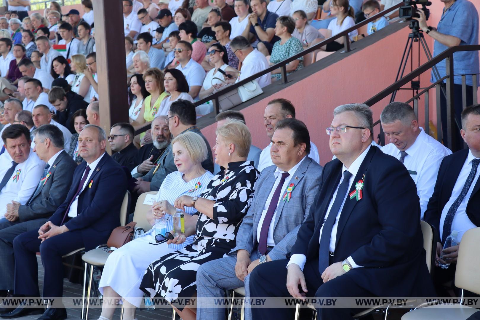 Праздничные мероприя "Квітней над мірным небам, Беларусь" проходят сегодня в  Логишине