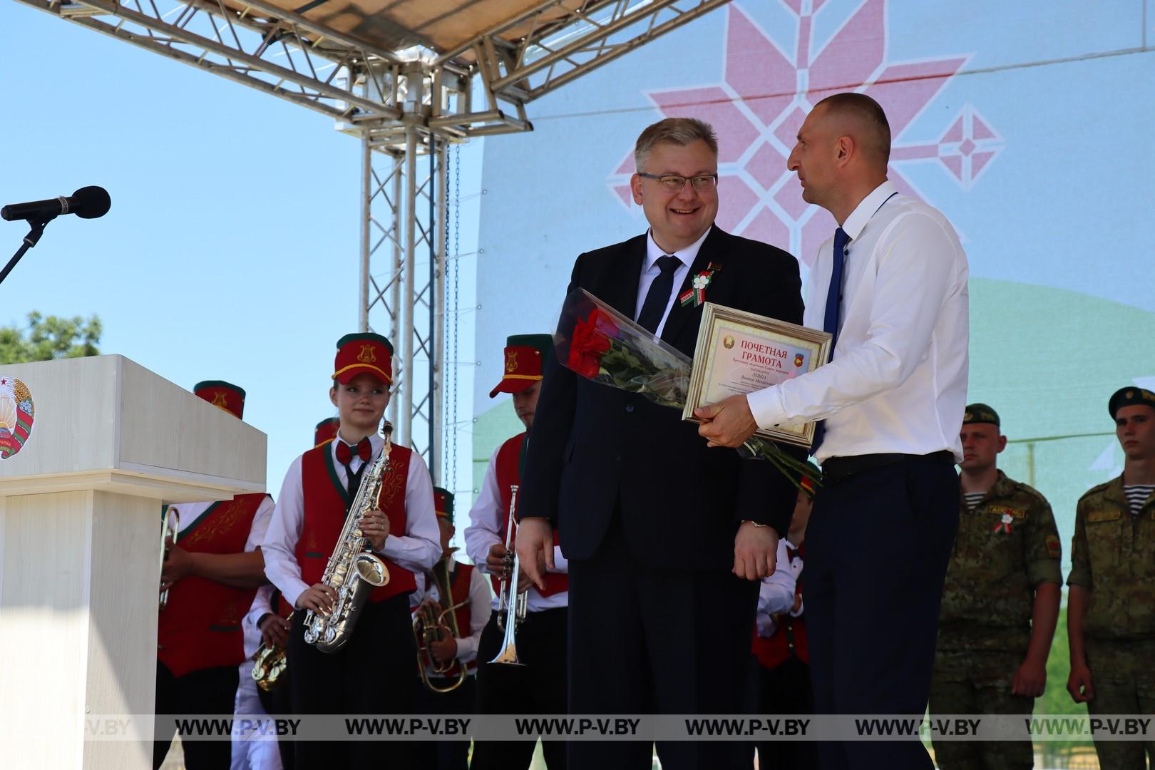 Праздничные мероприя "Квітней над мірным небам, Беларусь" проходят сегодня в  Логишине