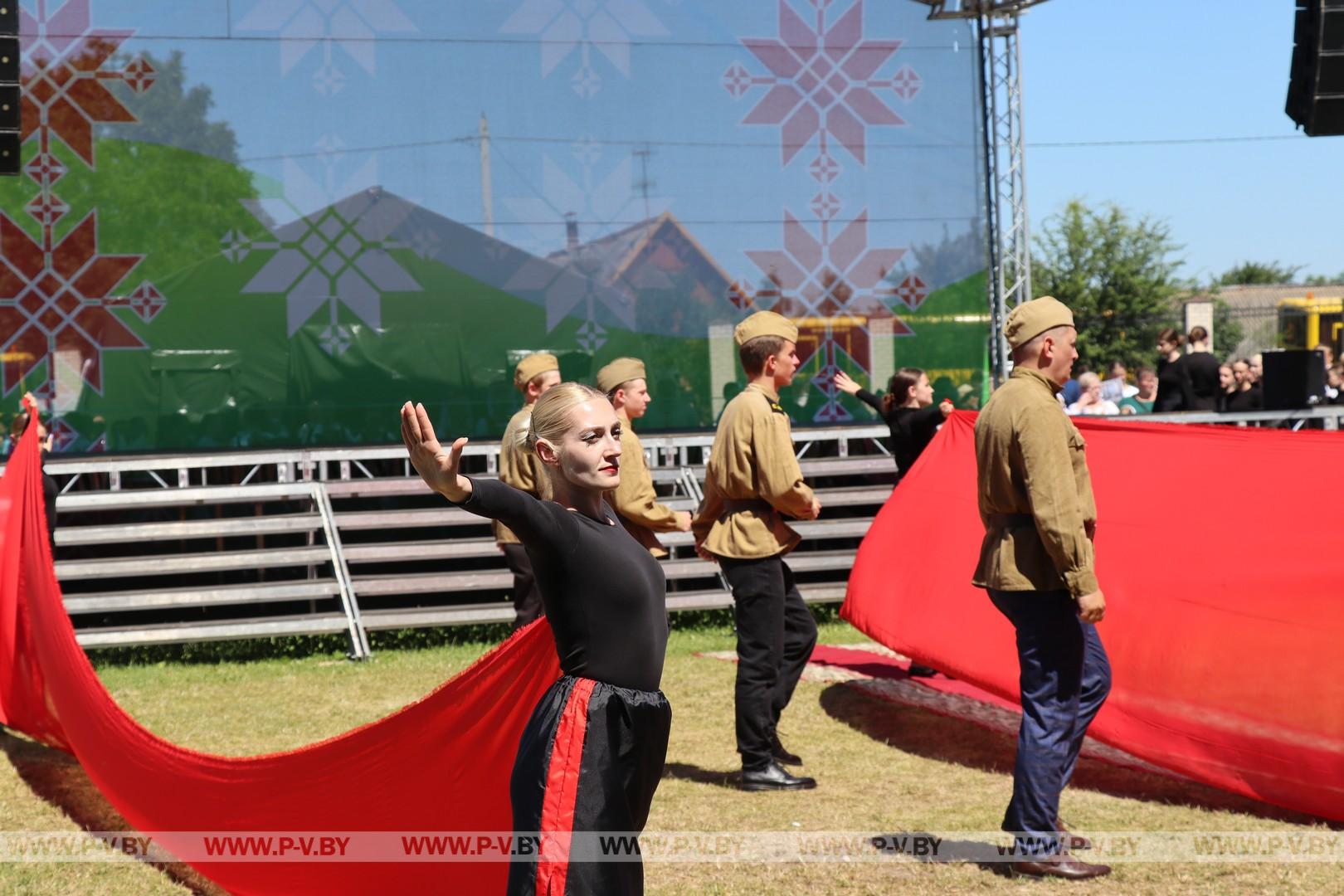 Праздничные мероприя "Квітней над мірным небам, Беларусь" проходят сегодня в  Логишине