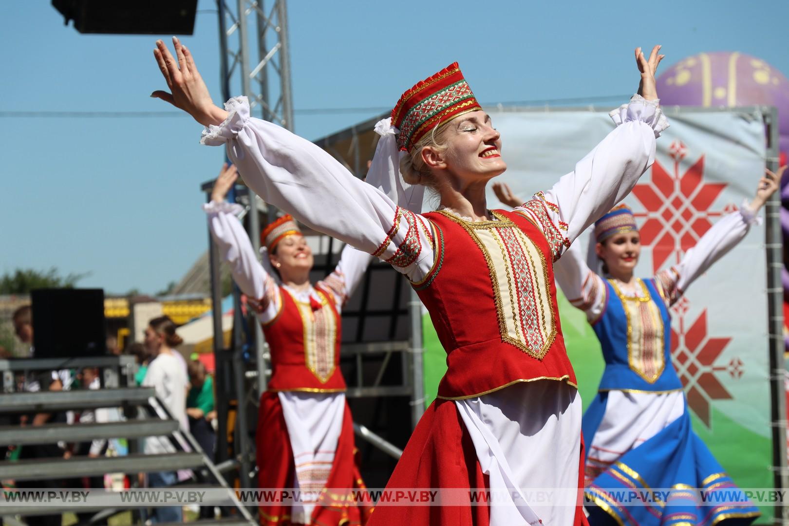 Праздничные мероприя "Квітней над мірным небам, Беларусь" проходят сегодня в  Логишине