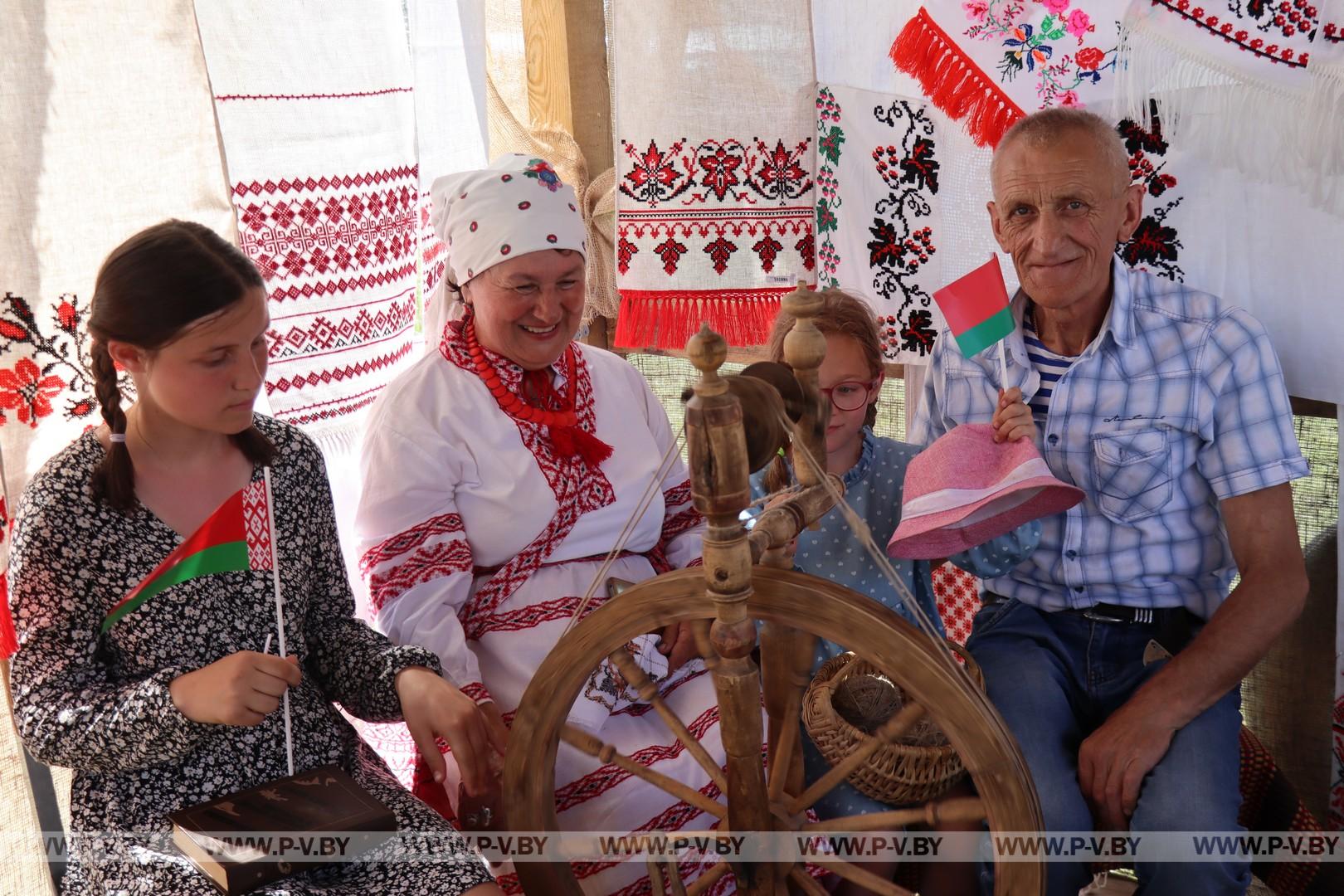 Праздничные мероприя "Квітней над мірным небам, Беларусь" проходят сегодня в  Логишине
