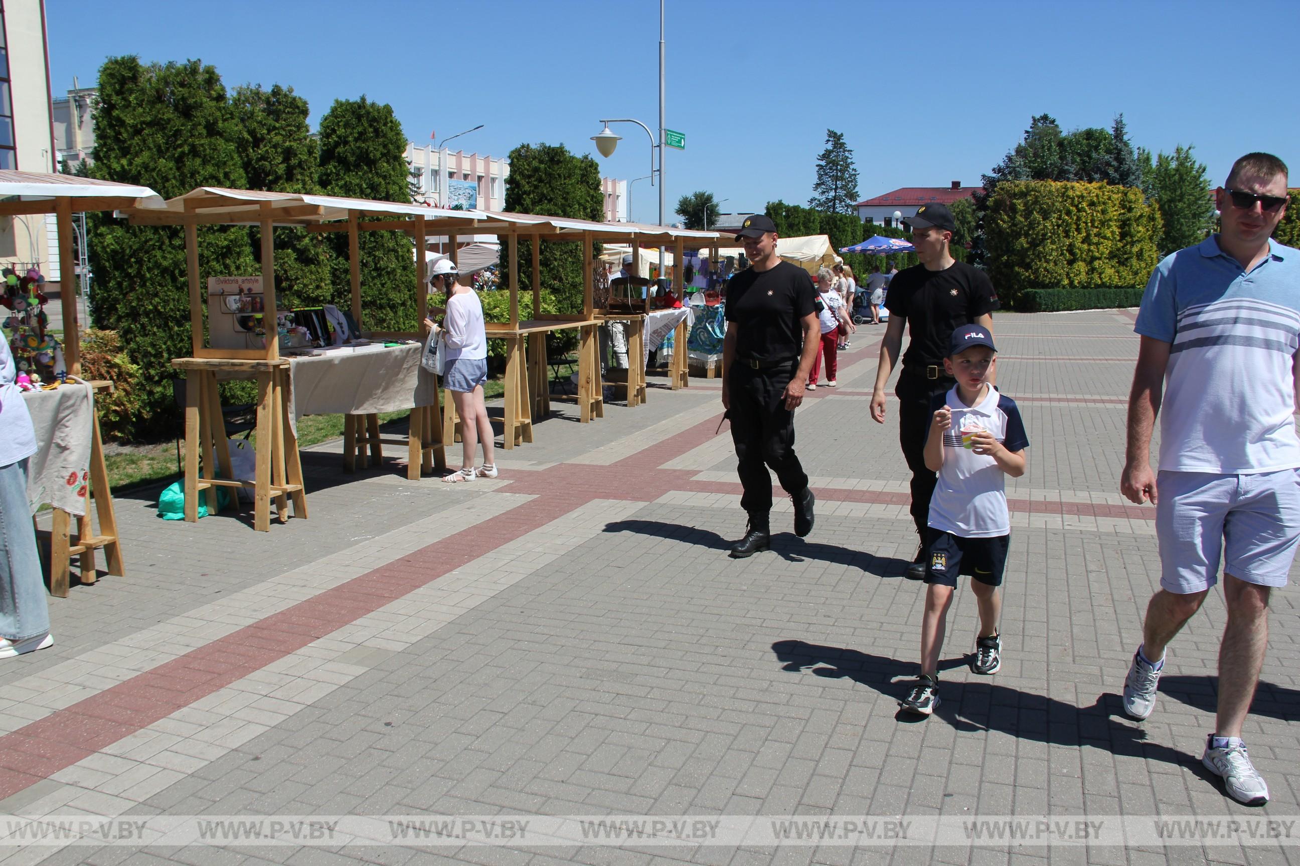 Площадь Ленина: пинчане и гости города уже пришли на праздник