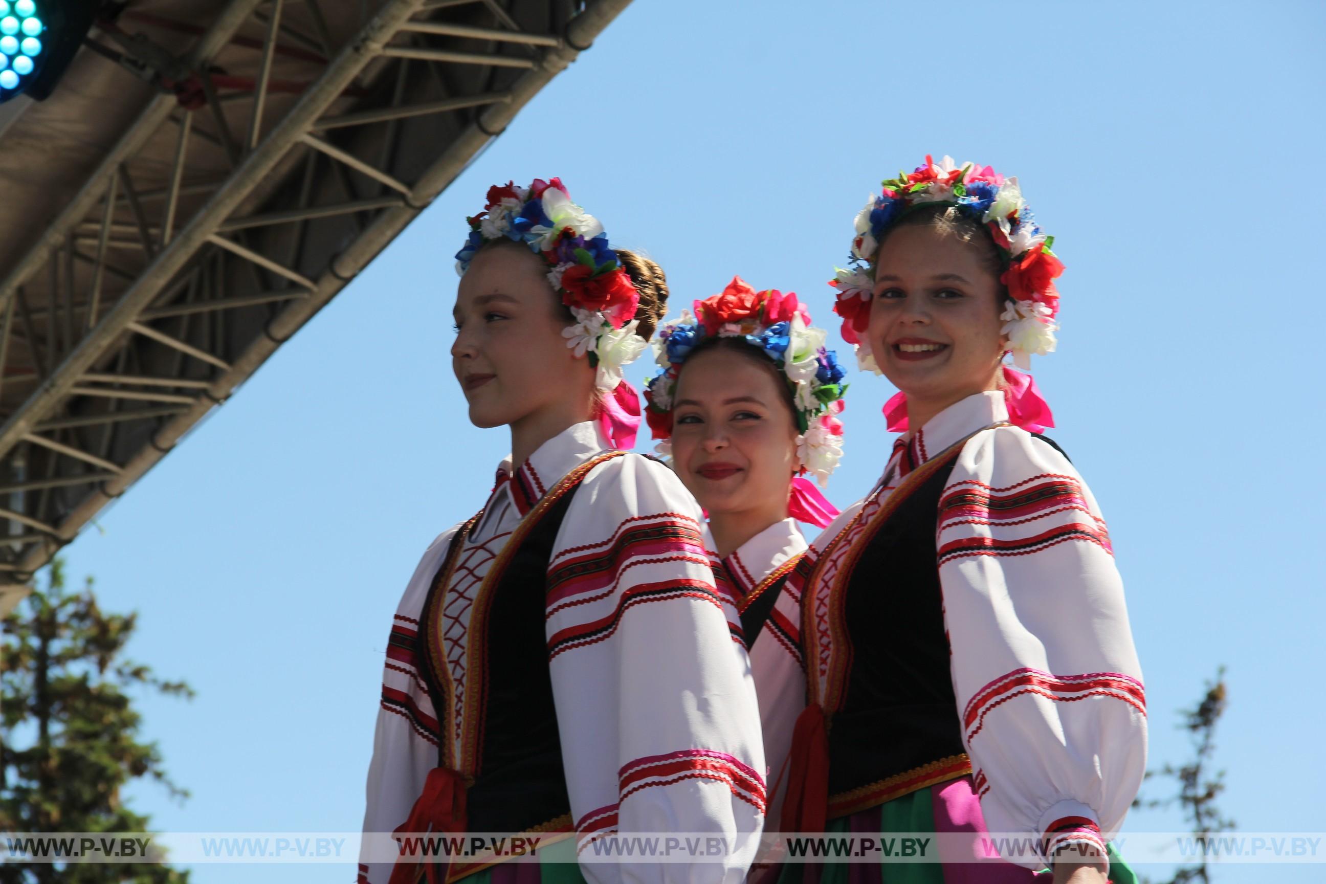 Площадь Ленина: пинчане и гости города уже пришли на праздник