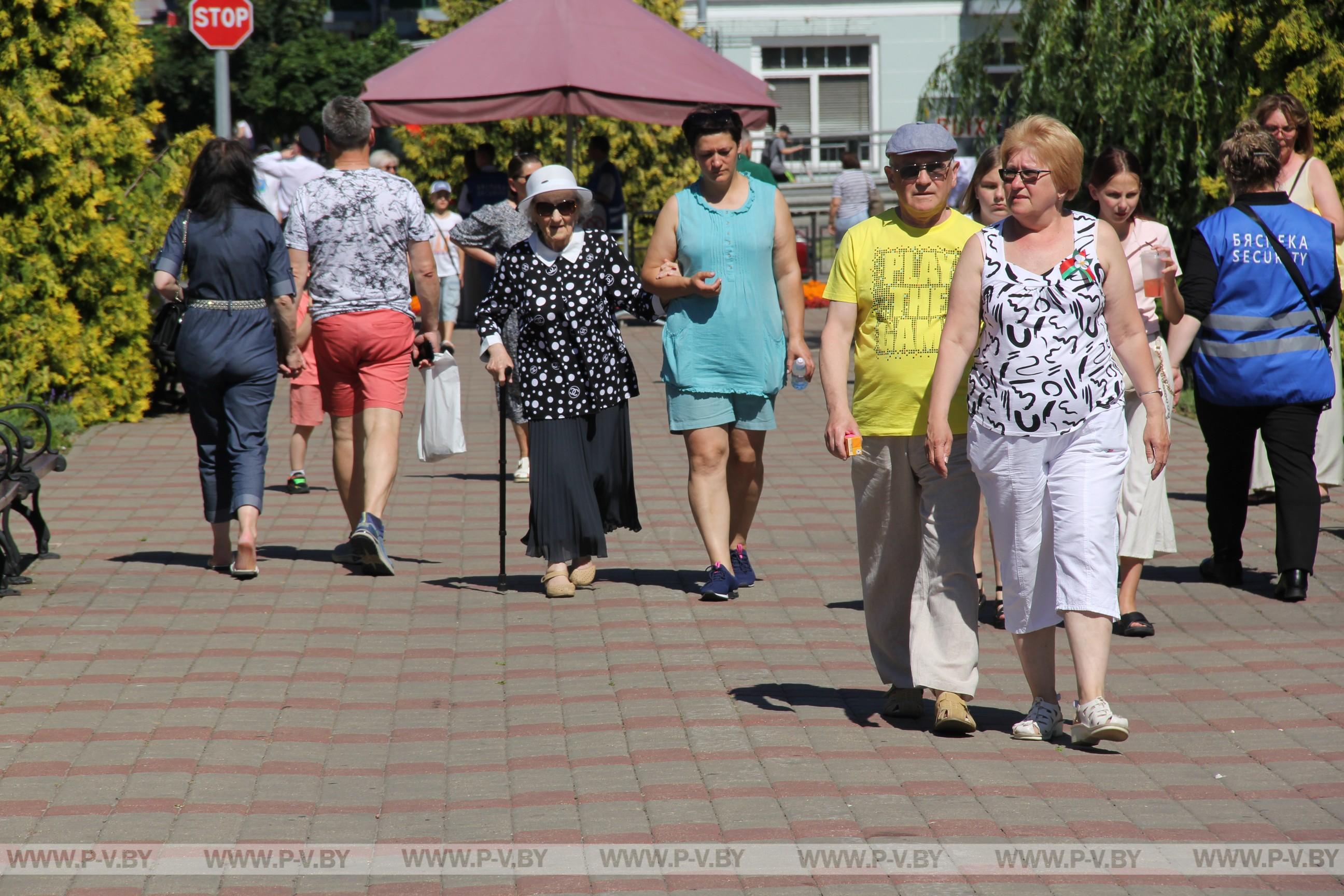 Площадь Ленина: пинчане и гости города уже пришли на праздник