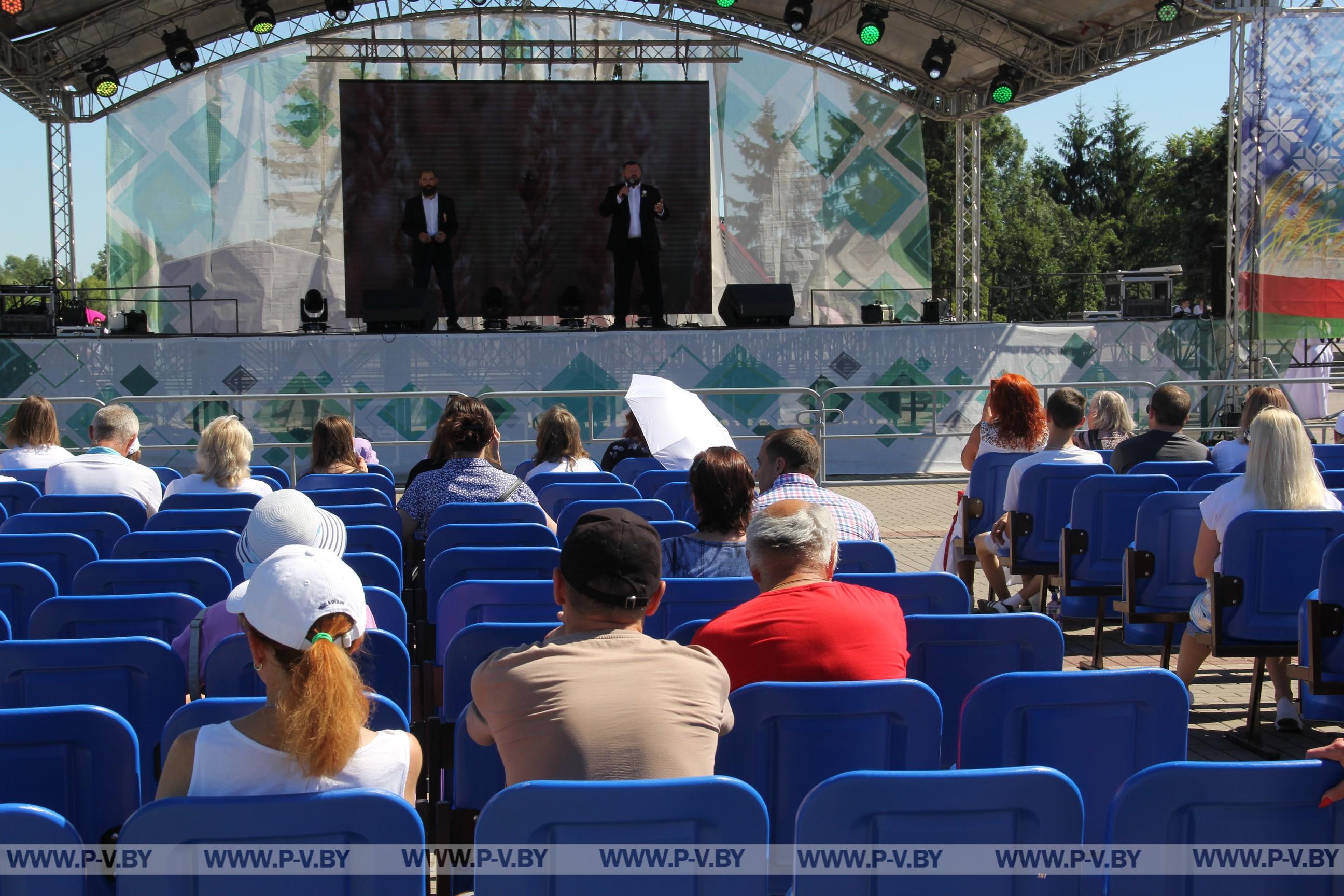 Площадь Ленина: пинчане и гости города уже пришли на праздник
