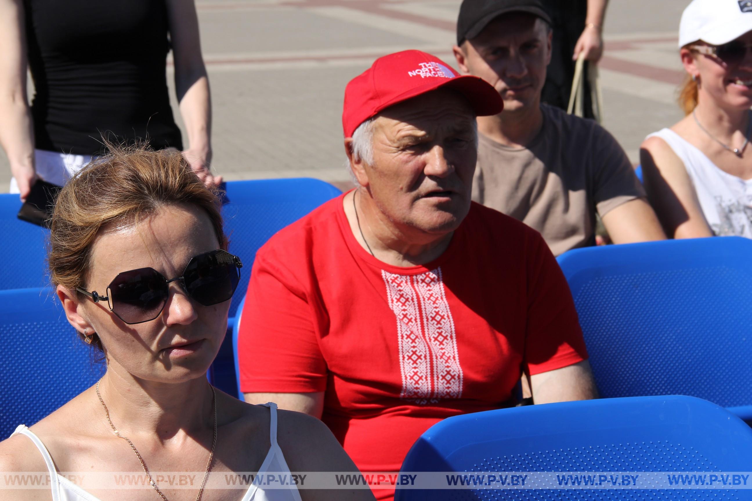 Площадь Ленина: пинчане и гости города уже пришли на праздник