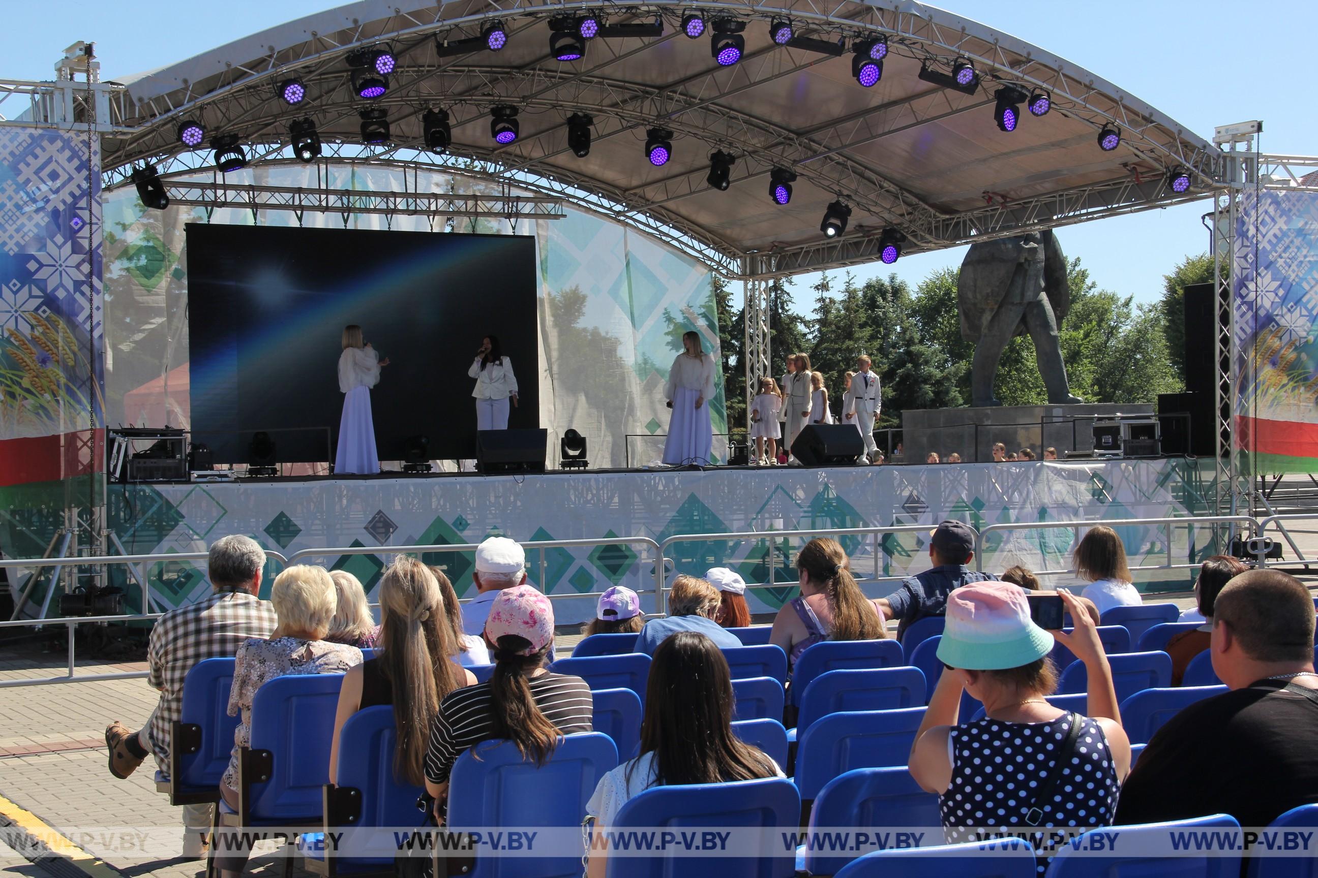 Площадь Ленина: пинчане и гости города уже пришли на праздник