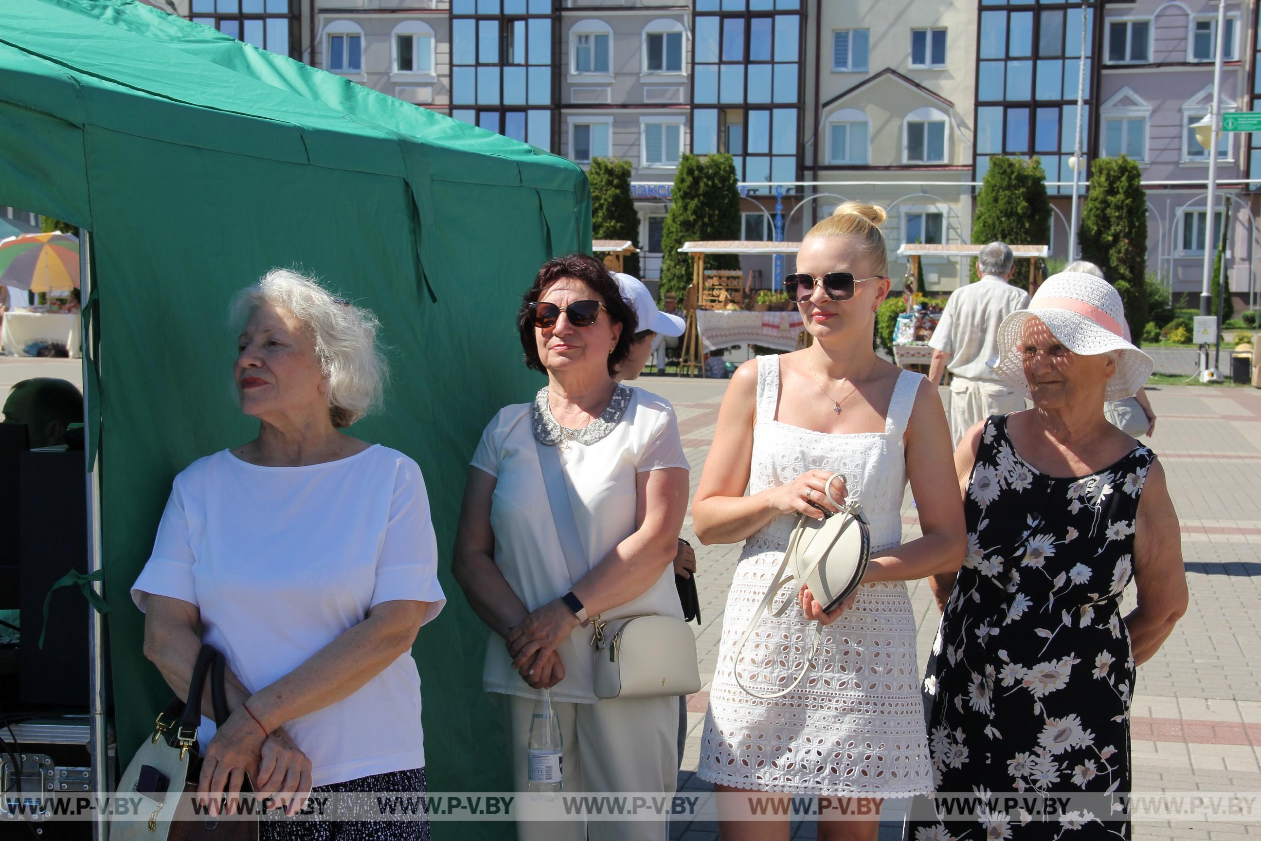 Площадь Ленина: пинчане и гости города уже пришли на праздник