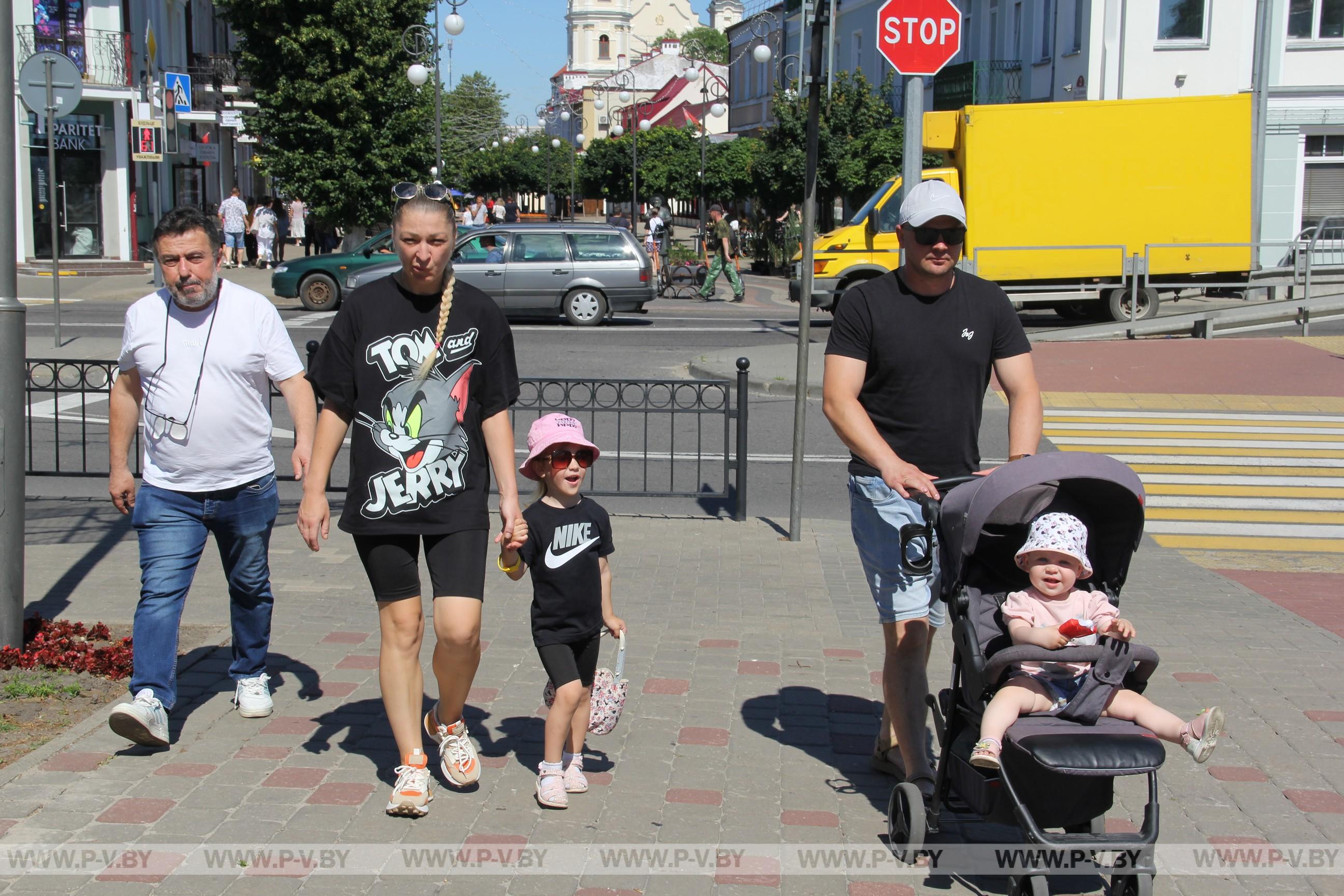 Площадь Ленина: пинчане и гости города уже пришли на праздник