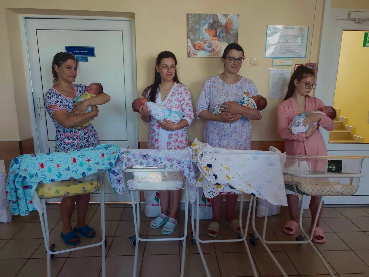 Акция "Белая Русь" с любовью к детям" – в Пинском роддоме