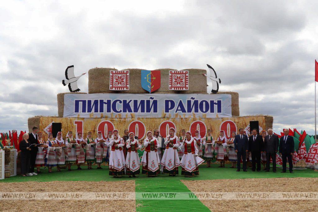 Более 100 тысяч тонн зерна намолотили на Пинщине Более 100 тысяч тонн зерна намолотили на Пинщине