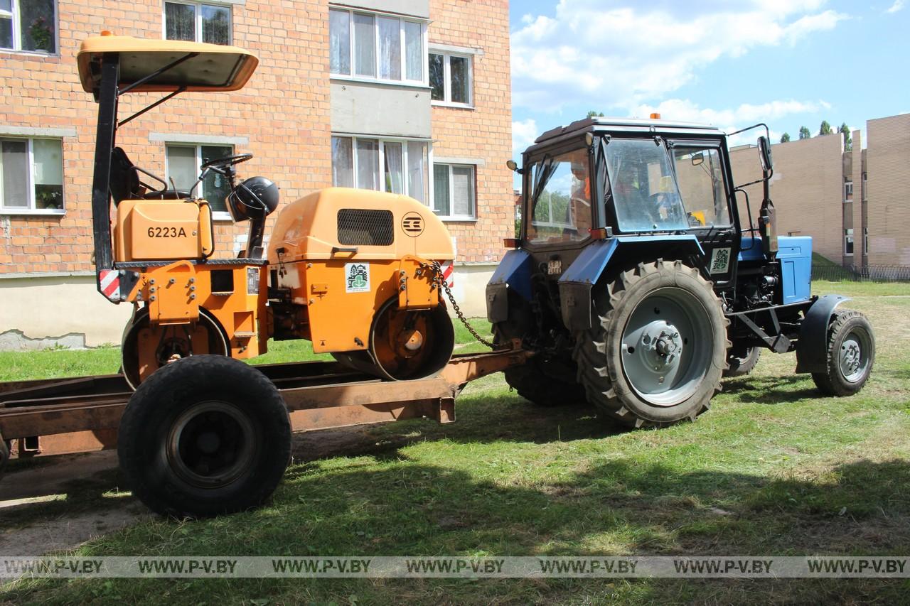 Новенькая тротуарная дорожка пролегла между школой и детским садом