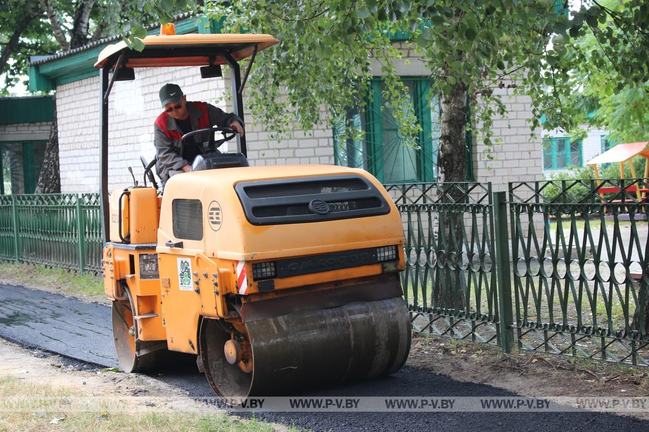 Новенькая тротуарная дорожка пролегла между школой и детским садом