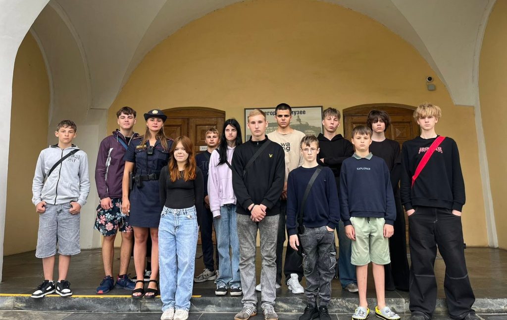 Пинские милиционеры сводили школьников в музей