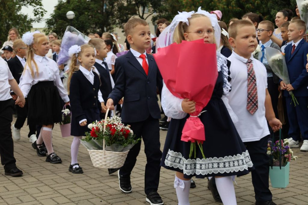 В Парохонске внучки воина-интернационалиста дали первый в учебном году звонок