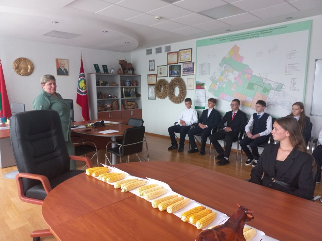 Парохонские школьники побывали в кабинете директора сельхозпредприятия