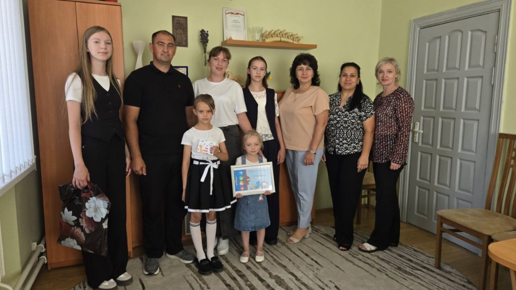 Семья Скрипник из Нового Двора получила презенты от профсоюзных организаций Семья Скрипник из Нового Двора получила презенты от профсоюзных организаций