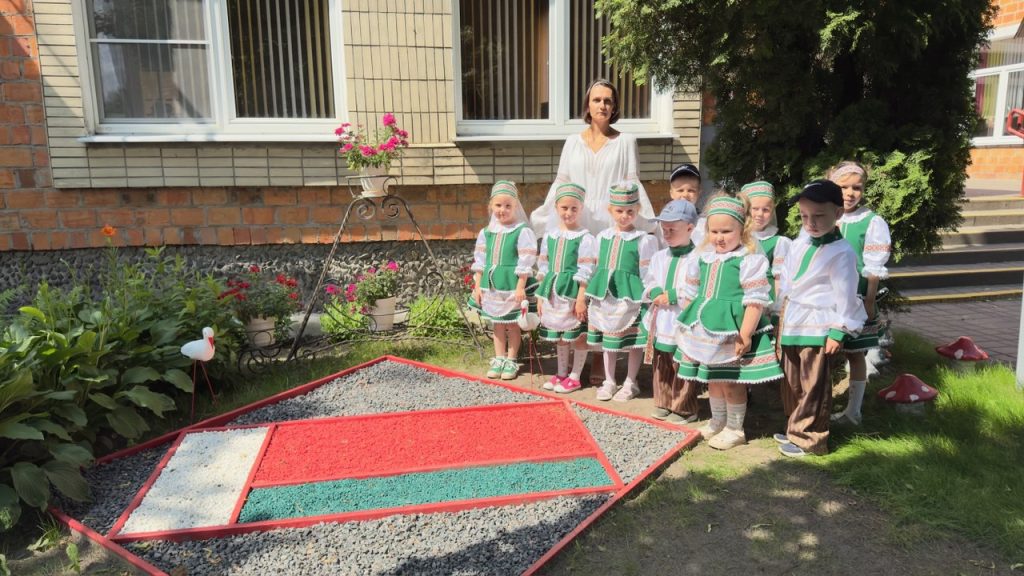 Деревня Пинковичи. В детском саду поселилась аистиная семья Деревня Пинковичи. В детском саду поселилась аистиная семья