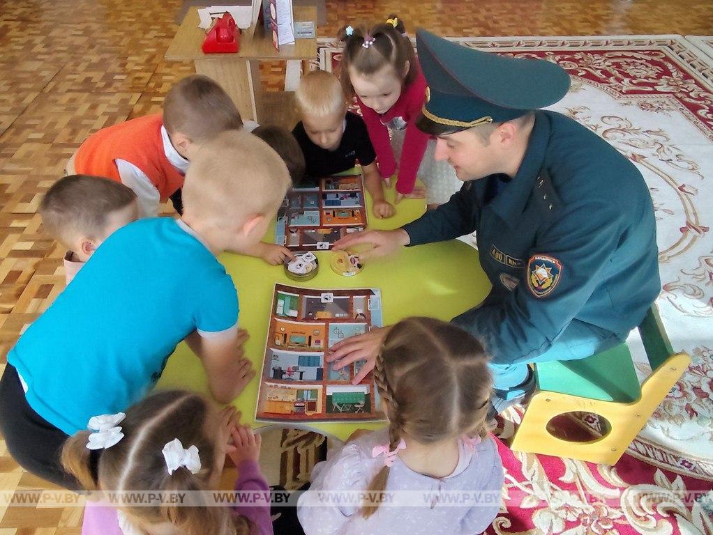 В гости к малышам отправились сотрудники ГРОЧС