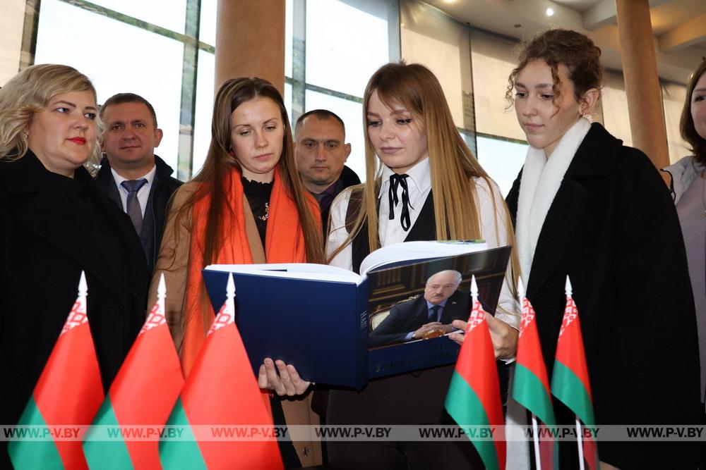 В Бресте прошла презентация уникального документально-биографического издания «Наш Президент» В Бресте прошла презентация уникального документально-биографического издания «Наш Президент»