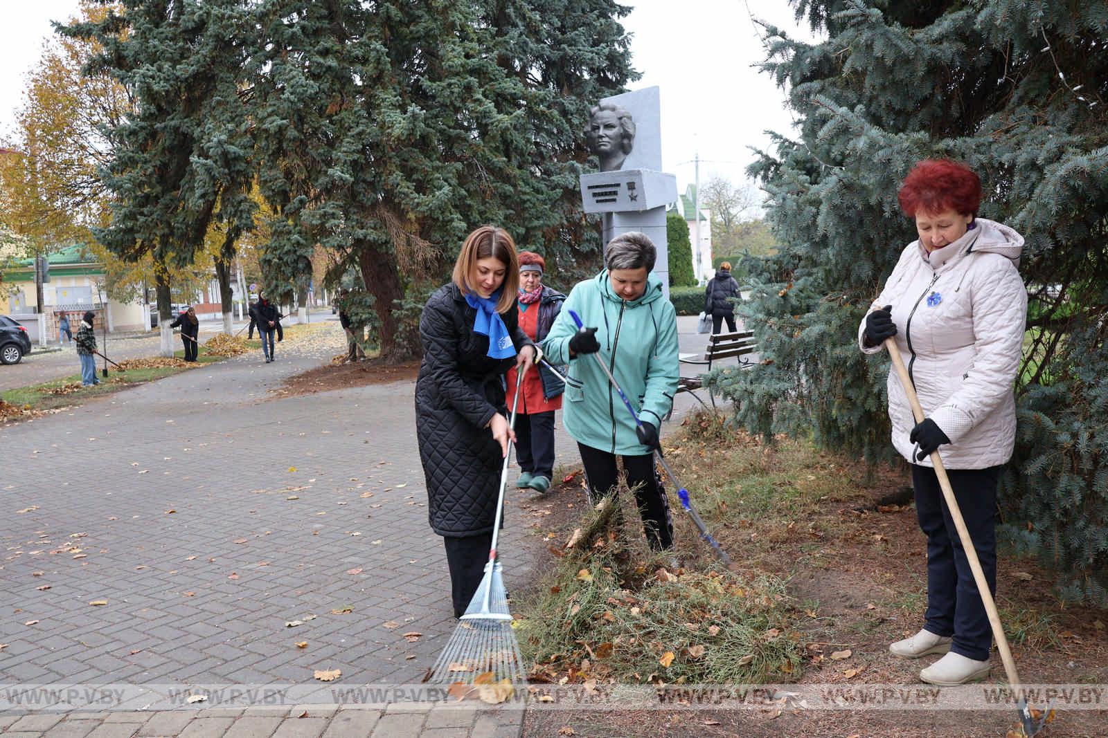 Представительницы Белорусского союза женщин привели в порядок сквер имени Веры Хоружей