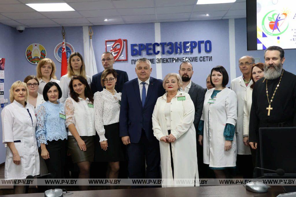 Не обращаясь в поликлинику, могли сделать ЭКГ, биохимический анализ крови, измерить давление Не обращаясь в поликлинику, могли сделать ЭКГ, биохимический анализ крови, измерить давление