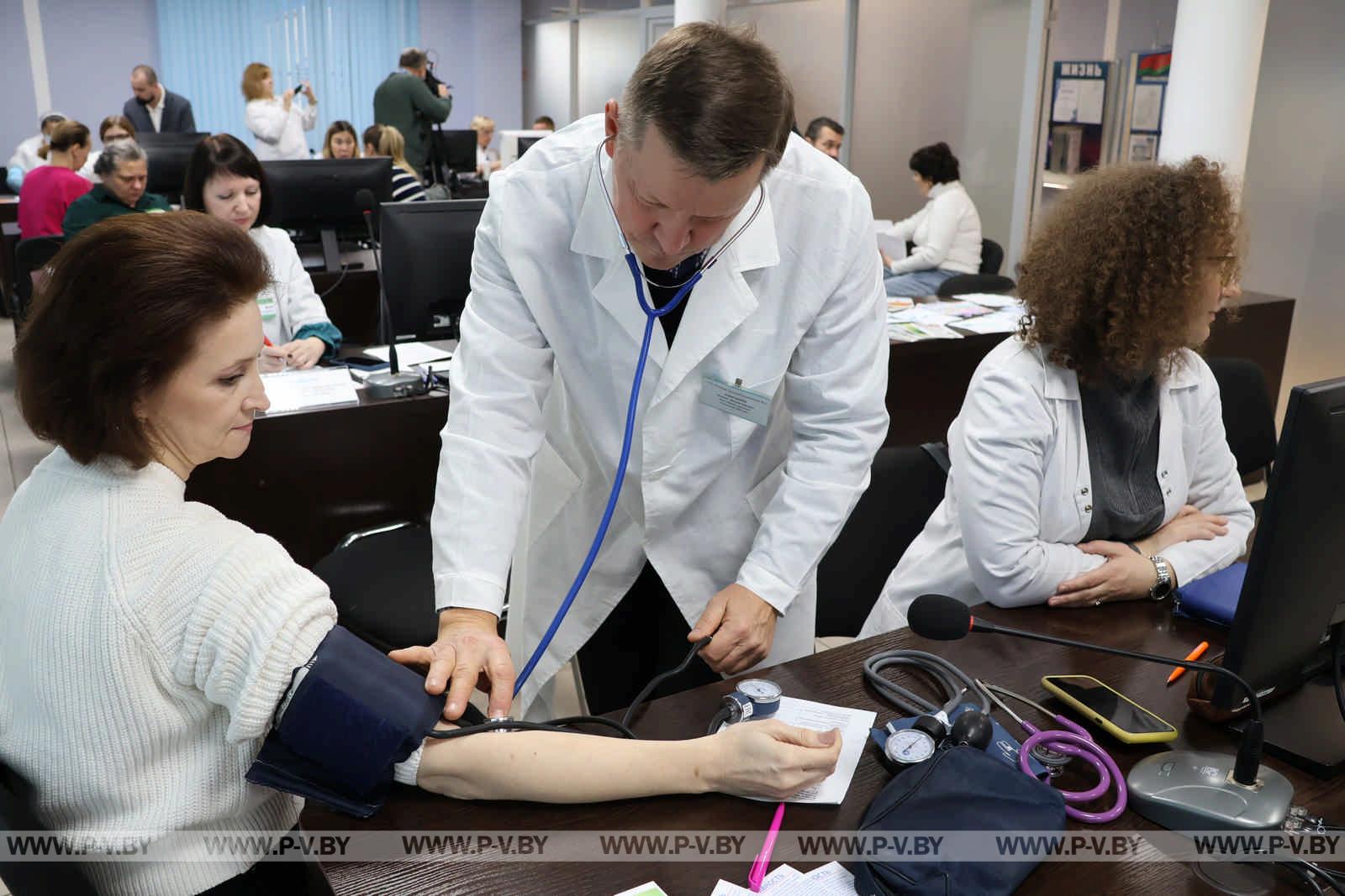 Не обращаясь в поликлинику, могли сделать ЭКГ, биохимический анализ крови, измерить давление