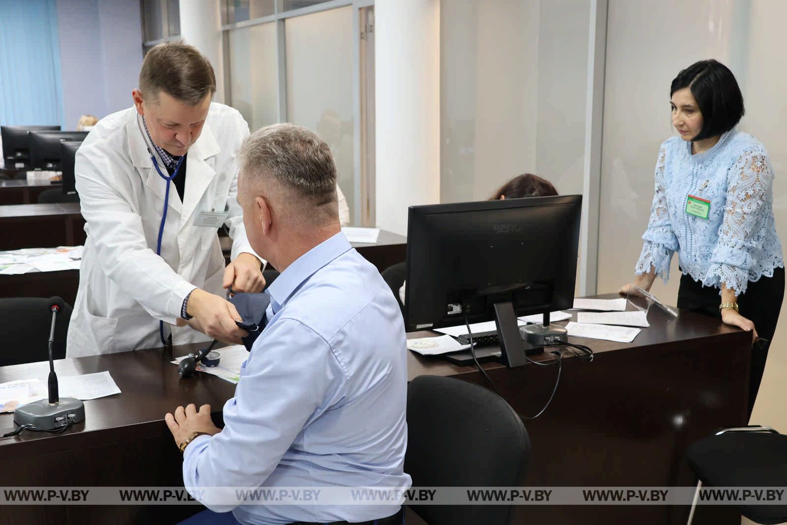 Не обращаясь в поликлинику, могли сделать ЭКГ, биохимический анализ крови, измерить давление