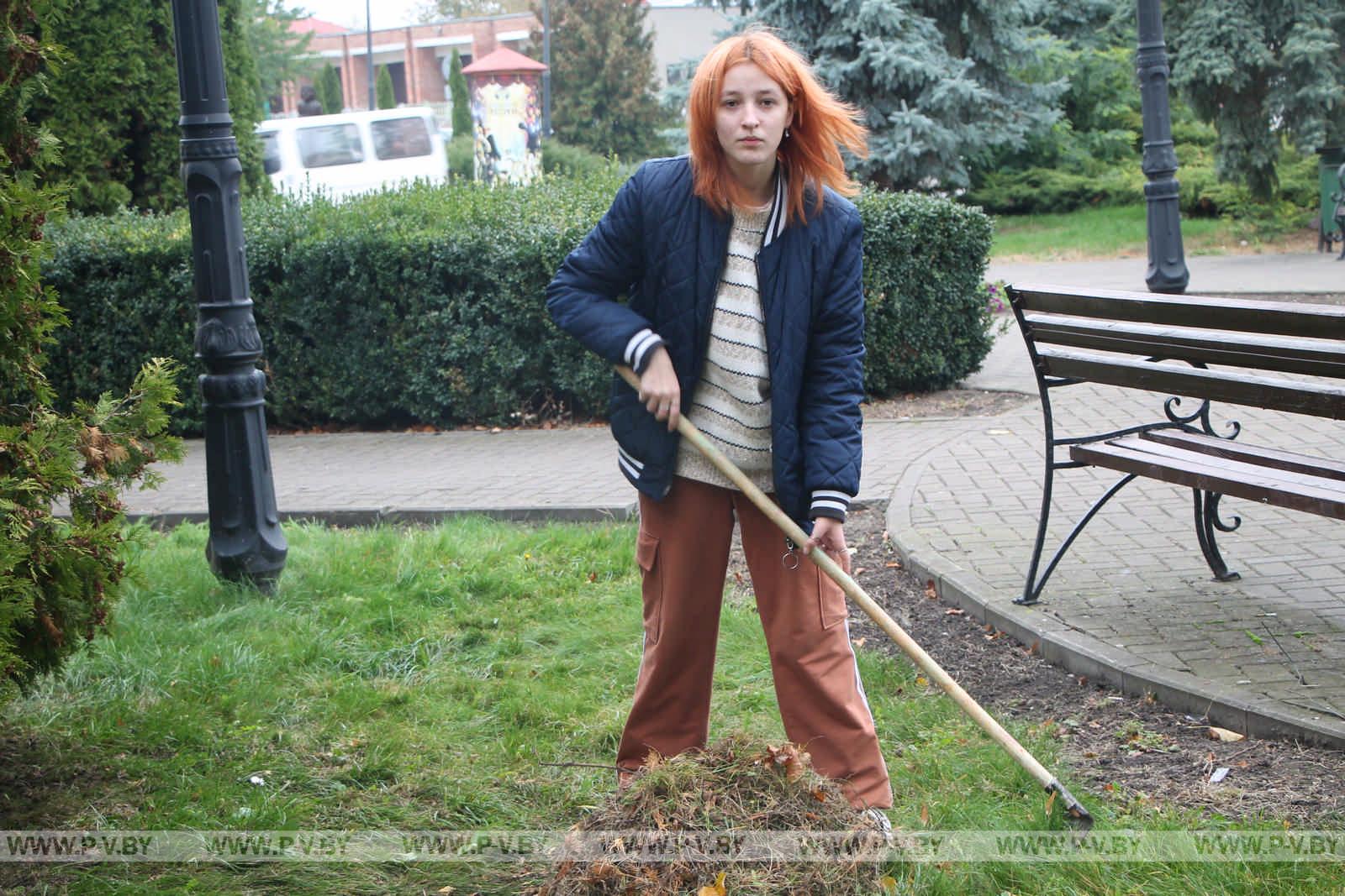 Представительницы Белорусского союза женщин привели в порядок сквер имени Веры Хоружей