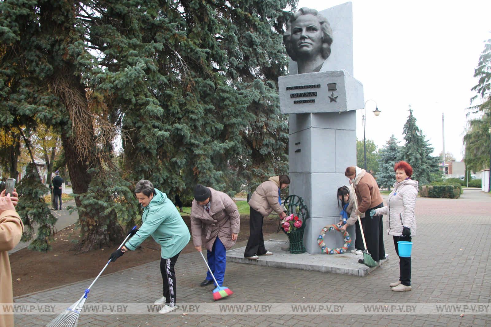 Представительницы Белорусского союза женщин привели в порядок сквер имени Веры Хоружей