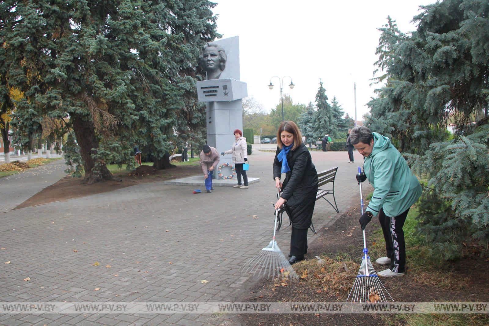 Представительницы Белорусского союза женщин привели в порядок сквер имени Веры Хоружей