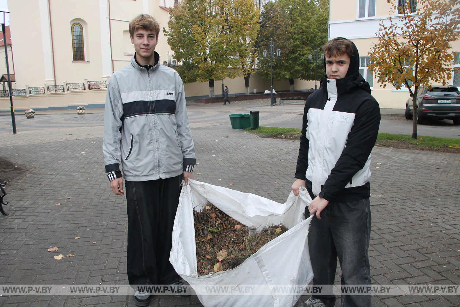 Представительницы Белорусского союза женщин привели в порядок сквер имени Веры Хоружей