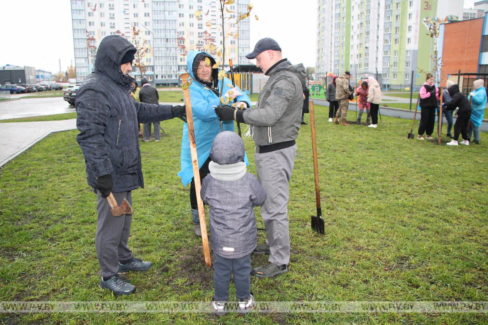На республиканском субботнике высаживали деревья и убирали территории