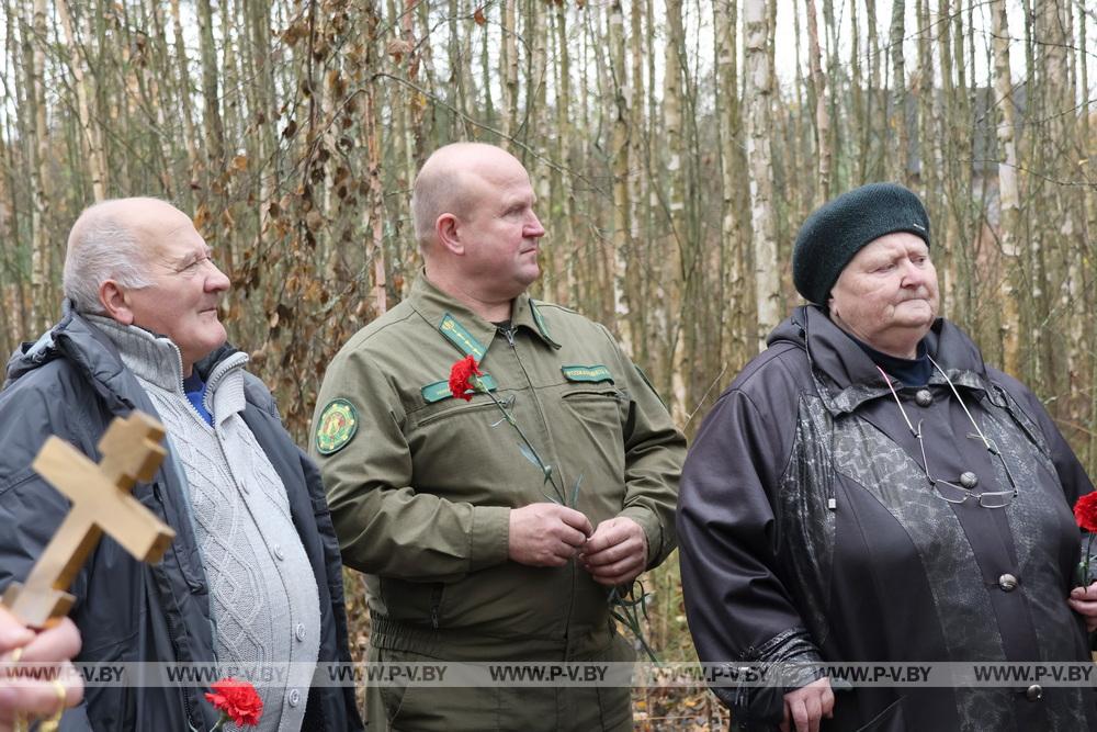 В деревне Малая Плотница обновили памятник убитым фашистами матери и младенцу