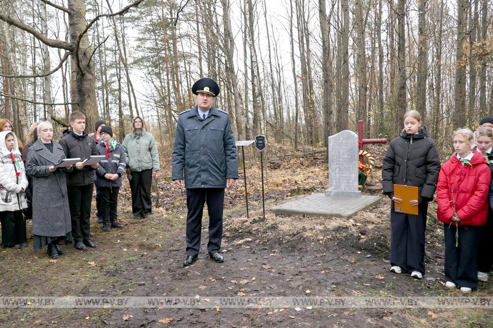 В деревне Малая Плотница обновили памятник убитым фашистами матери и младенцу