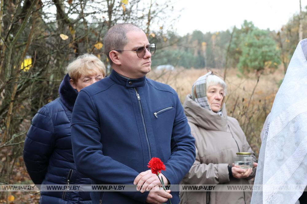 В деревне Малая Плотница обновили памятник убитым фашистами матери и младенцу