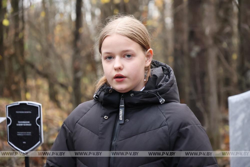 В деревне Малая Плотница обновили памятник убитым фашистами матери и младенцу