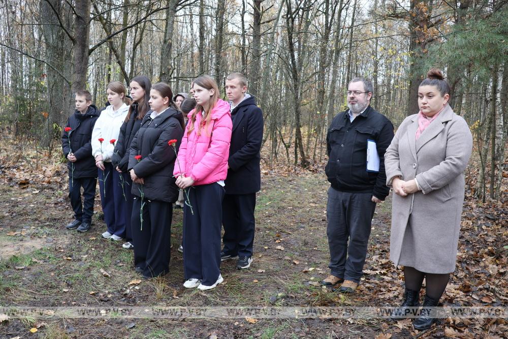 В деревне Малая Плотница обновили памятник убитым фашистами матери и младенцу