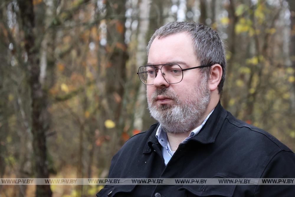 В деревне Малая Плотница обновили памятник убитым фашистами матери и младенцу