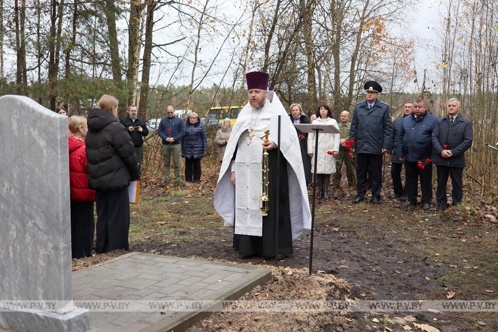 В деревне Малая Плотница обновили памятник убитым фашистами матери и младенцу