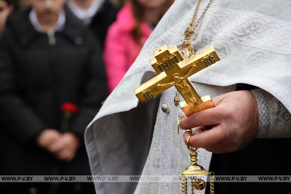 В деревне Малая Плотница обновили памятник убитым фашистами матери и младенцу