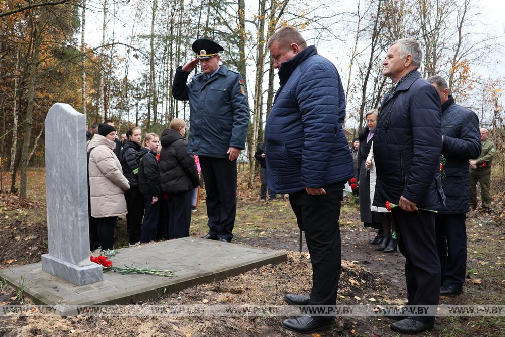 В деревне Малая Плотница обновили памятник убитым фашистами матери и младенцу