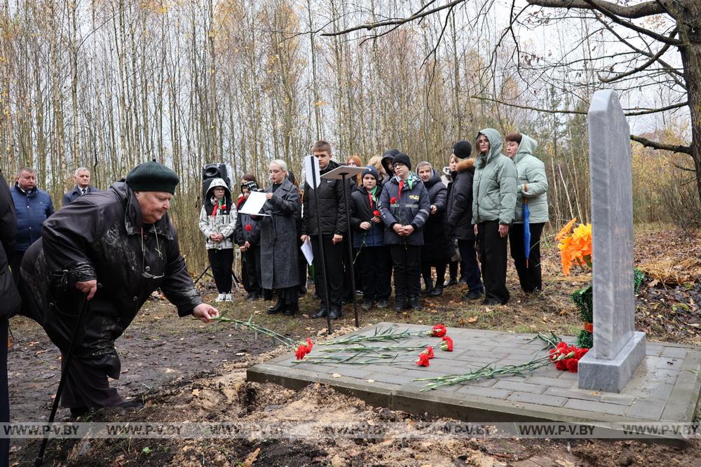В деревне Малая Плотница обновили памятник убитым фашистами матери и младенцу