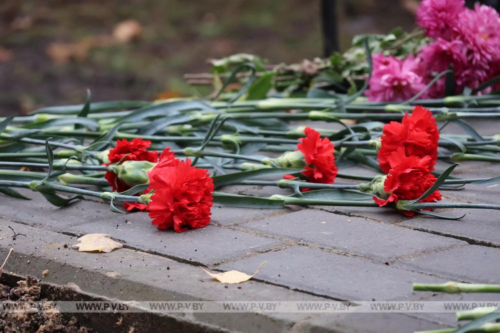 В деревне Малая Плотница обновили памятник убитым фашистами матери и младенцу