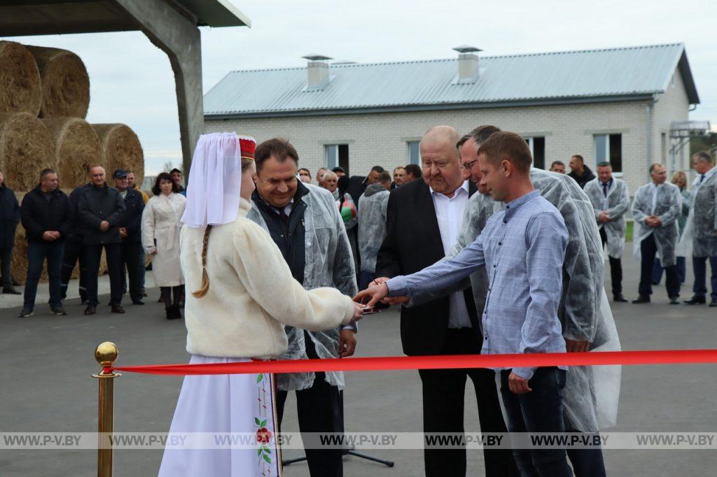 После реконструкции открылся комплекс по доращиванию и откорму крупного рогатого скота № 6 д. Камень ОАО «Парохонское» После реконструкции открылся комплекс по доращиванию и откорму крупного рогатого скота № 6 д. Камень ОАО «Парохонское»