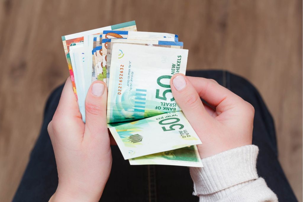 Пинчанам за работу за границей выдали зарплату фальшивыми деньгами